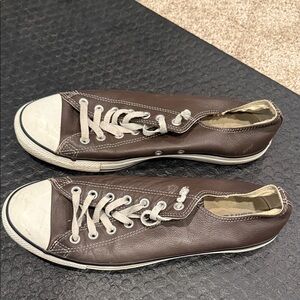 Choc brown men’s 11 leather converse. Tons of miles left !  Great shoes